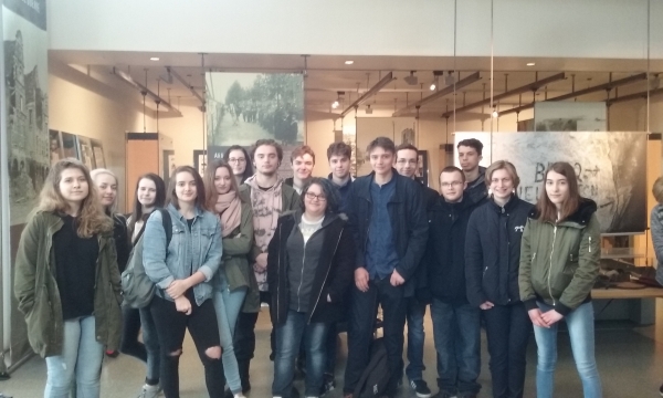 Les 10 ambassadeurs + les élèves de Péronne impliqués dans le projet. (A l’intérieur de la Carrière Wellington à Arras)